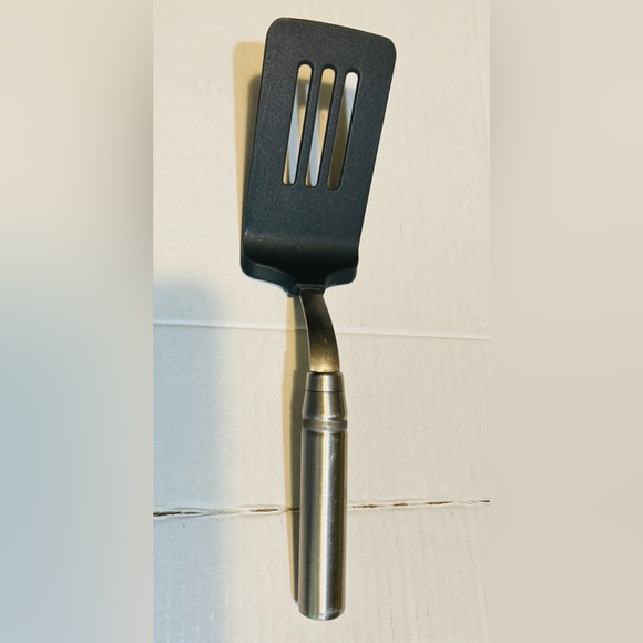 Pampered chef slotted turner/spatula. New condition, nylon/stainless steel. - Picture 1 of 4